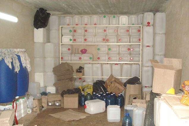 В Киеве обнаружили цех по производству поддельного алкоголя