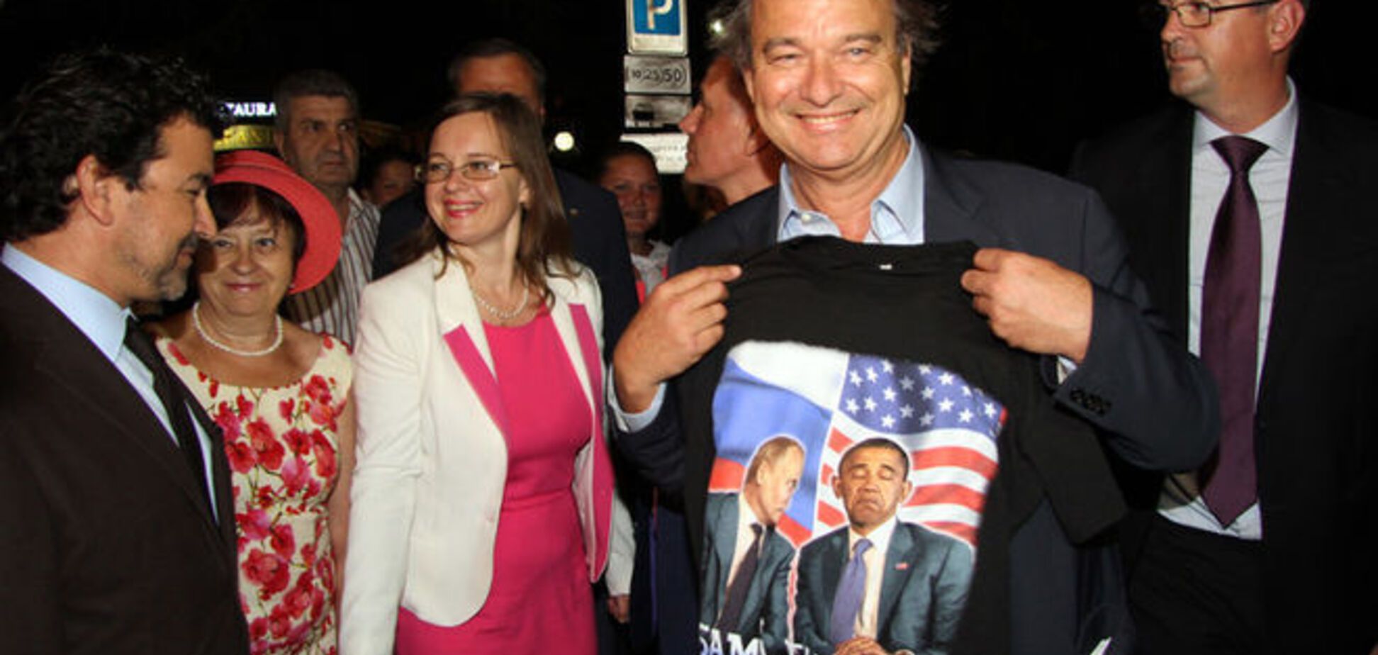 'Друг Путина' Поццо в Крыму купил футболку с принтом 'Обама, ты чмо': фотофакт