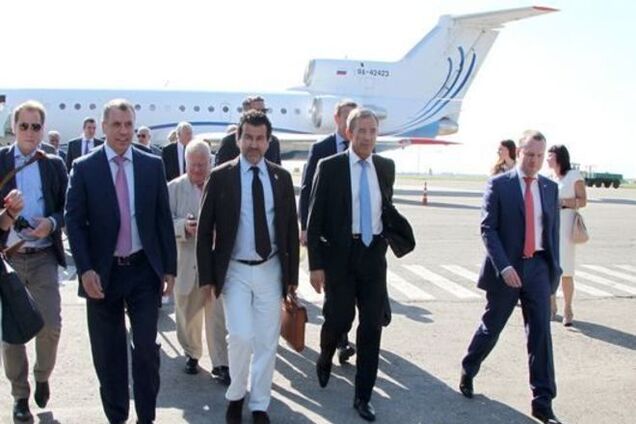 Самое место. Французские депутаты спели гимн на кладбище в Севастополе