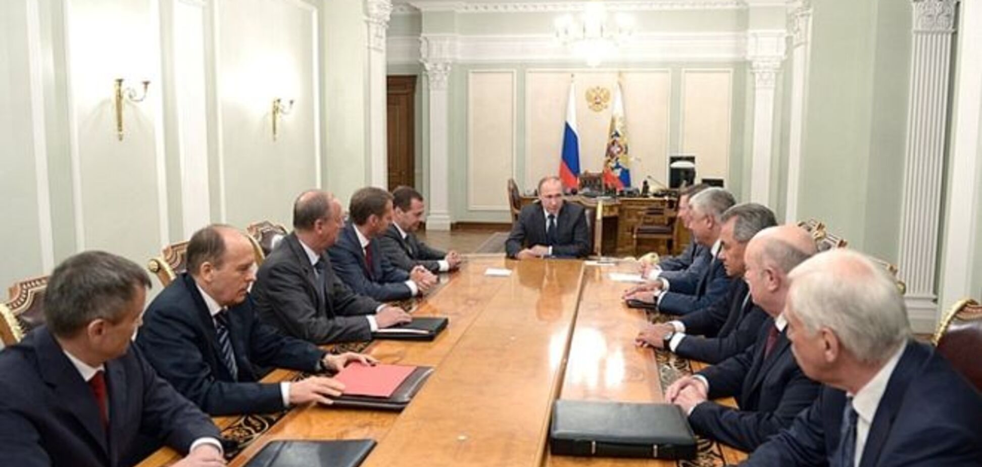 После разговора с Порошенко Путин срочно созвал Совбез