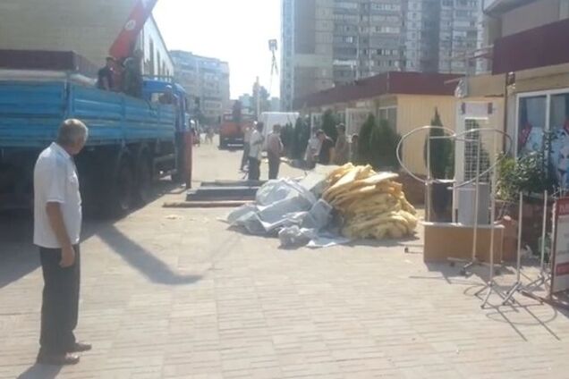 В Киеве на Троещине начали масштабный демонтаж МАФов: видеофакт