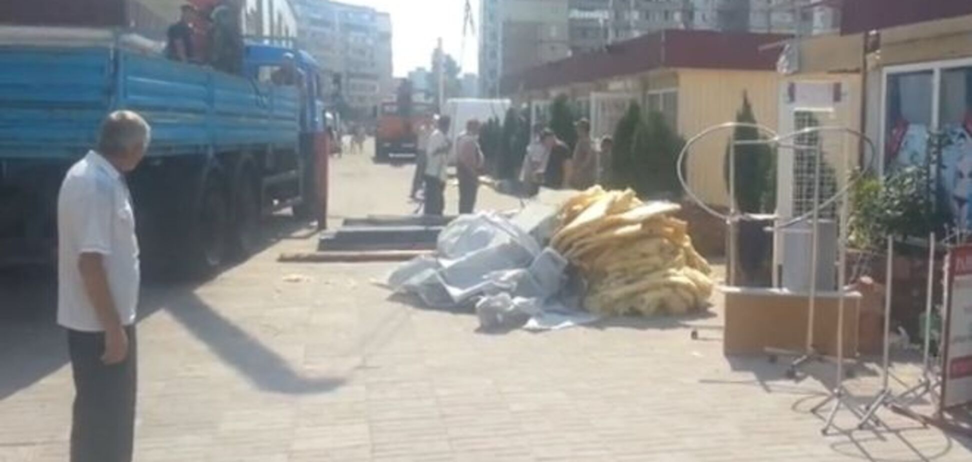 В Киеве на Троещине начали масштабный демонтаж МАФов: видеофакт