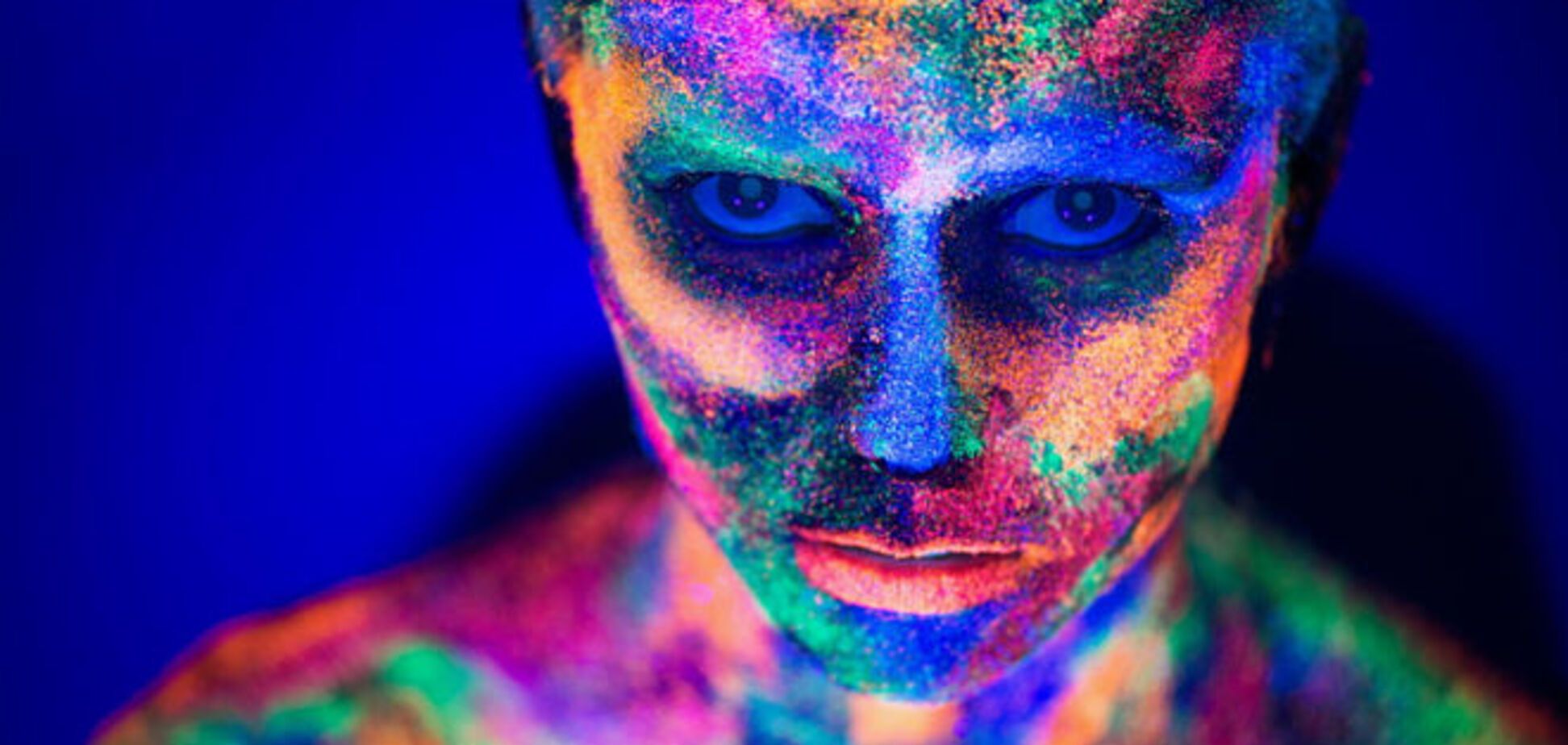 Магия ультрафиолета: фантастические фото людей в красках