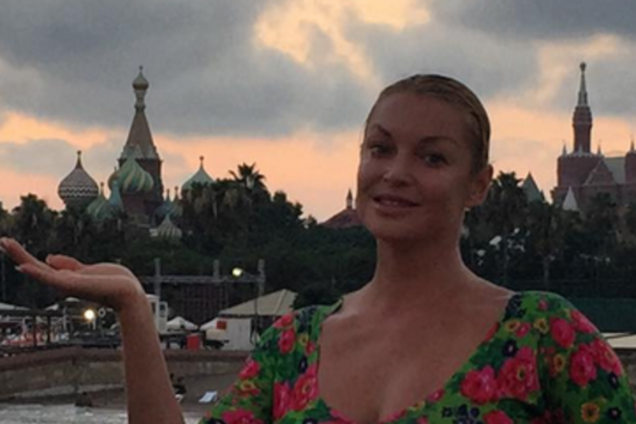 Волочкова в коротком платье позировала на фоне храма: фотофакт