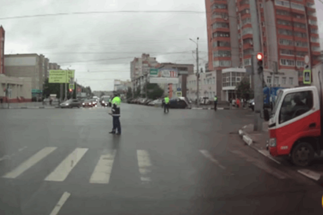 Бог йому суддя: поліцейський кортеж патріарха Кирила 'налетів' на пішоходів. Відеофакт