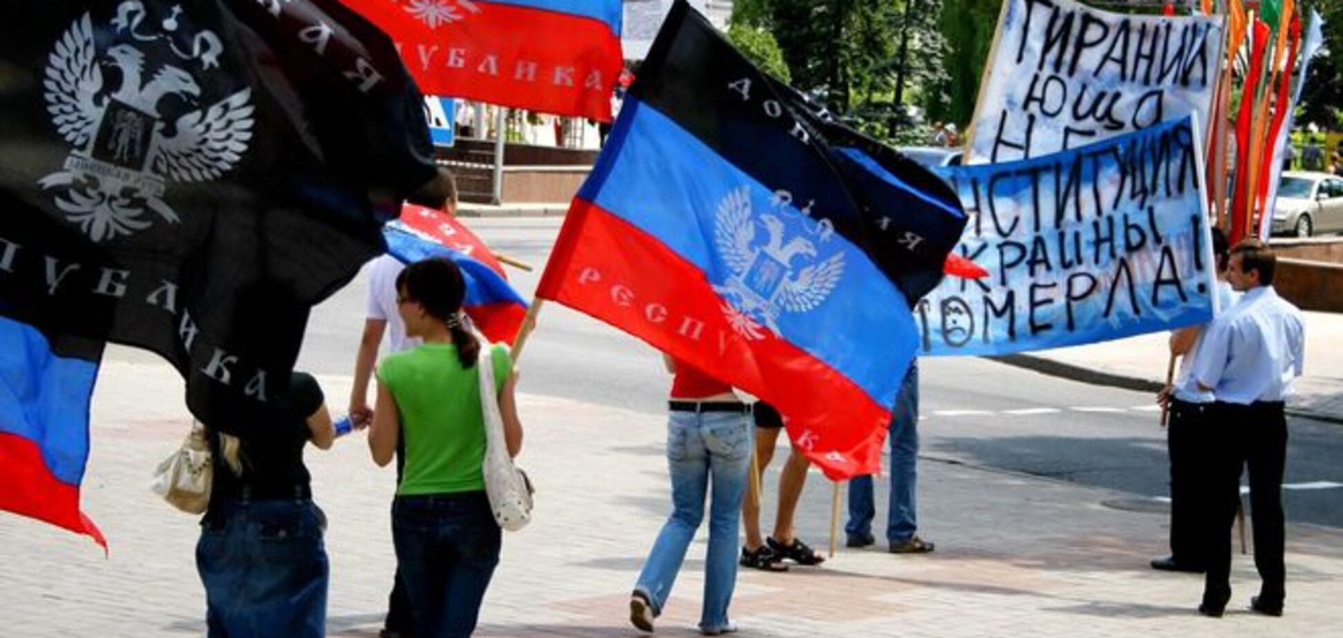 Прапори 'ДНР' у центрі Донецька вісім років тому: фотофакт