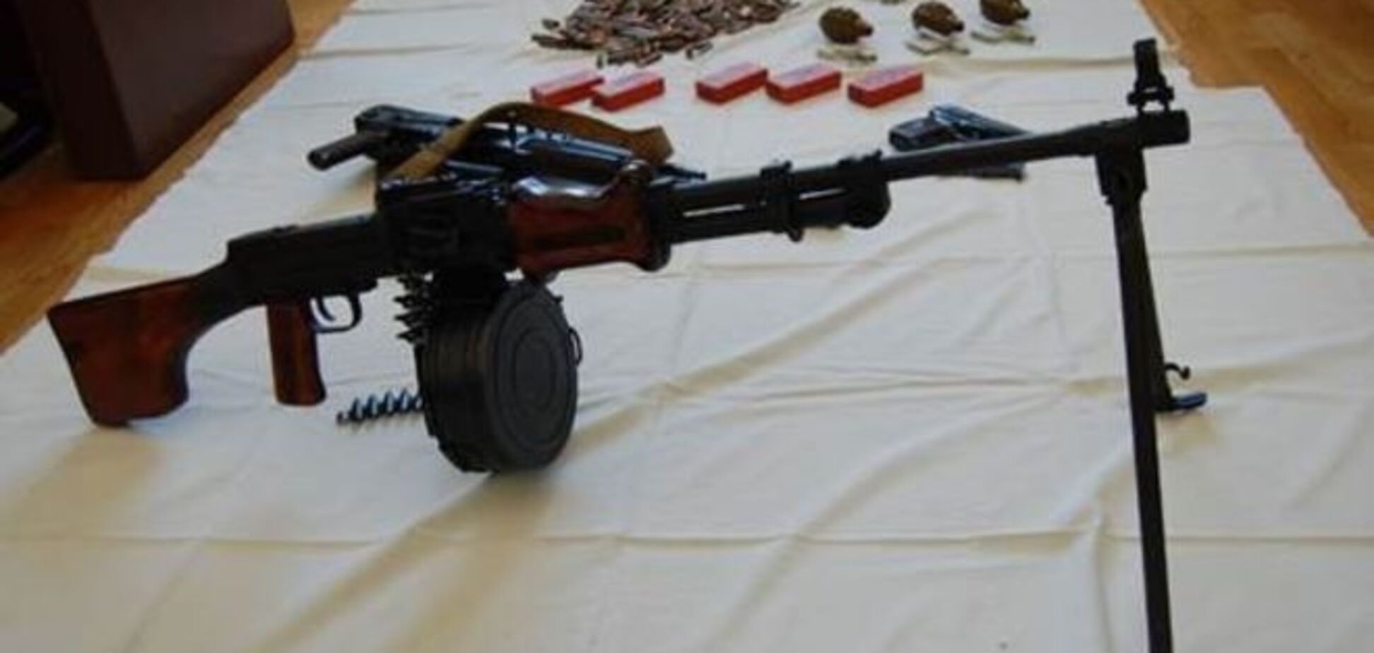 СБУ перекрила канал постачання зброї із зони АТО: фото- і відео факти