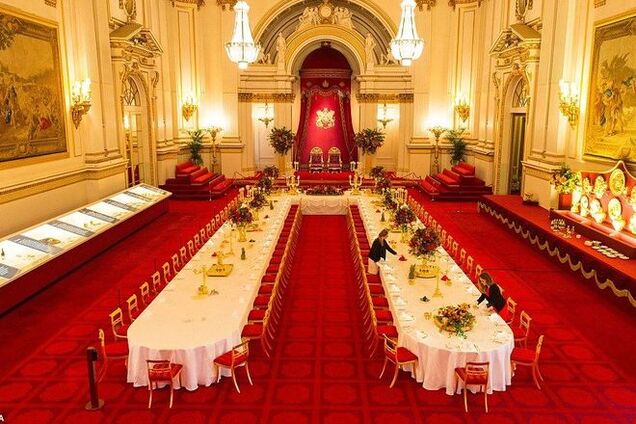 1700 столових приборів, більше 1000 фужерів і 50-метровий обідній стіл: як проходять банкети у Єлизавети II