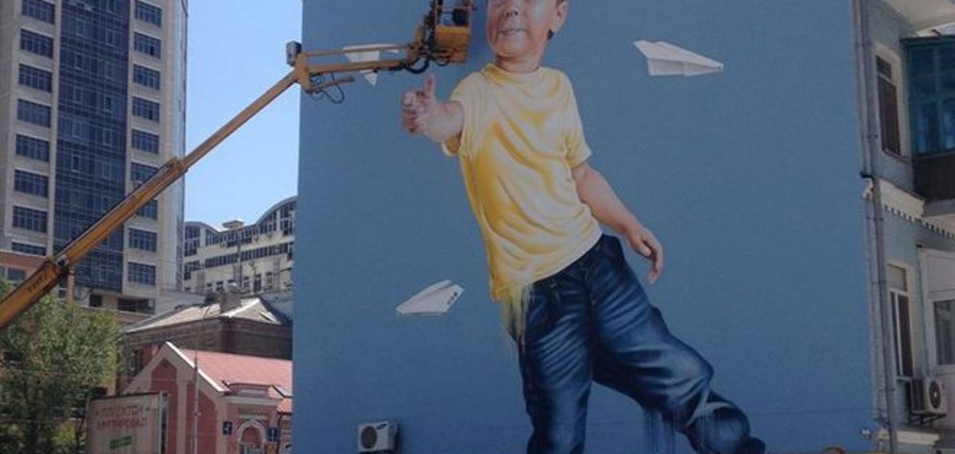 В Киеве нарисовали 'четырехэтажного мальчика': фотофакт