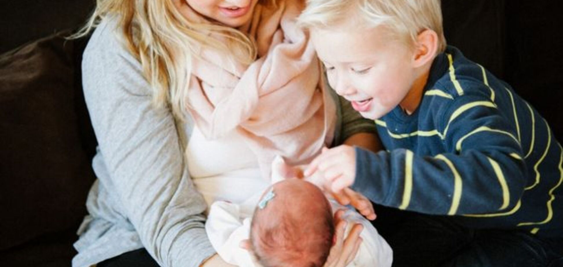 Неподдельные эмоции детей, впервые увидевших новорожденных брата или сестру