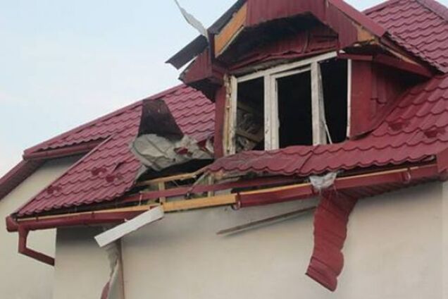 У районі Мукачево невідомі обстріляли магазин із гранатомета: фотофакт