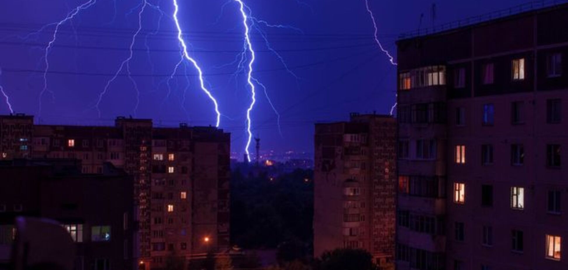 Небо в огне. Тернополь накрыла апокалиптическая гроза: фоторепортаж 
