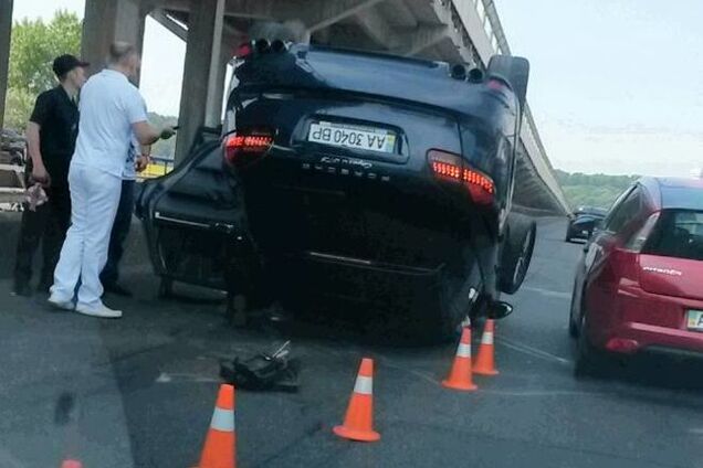 В Киеве на мосту Метро перевернулся Porsche: фотофакт