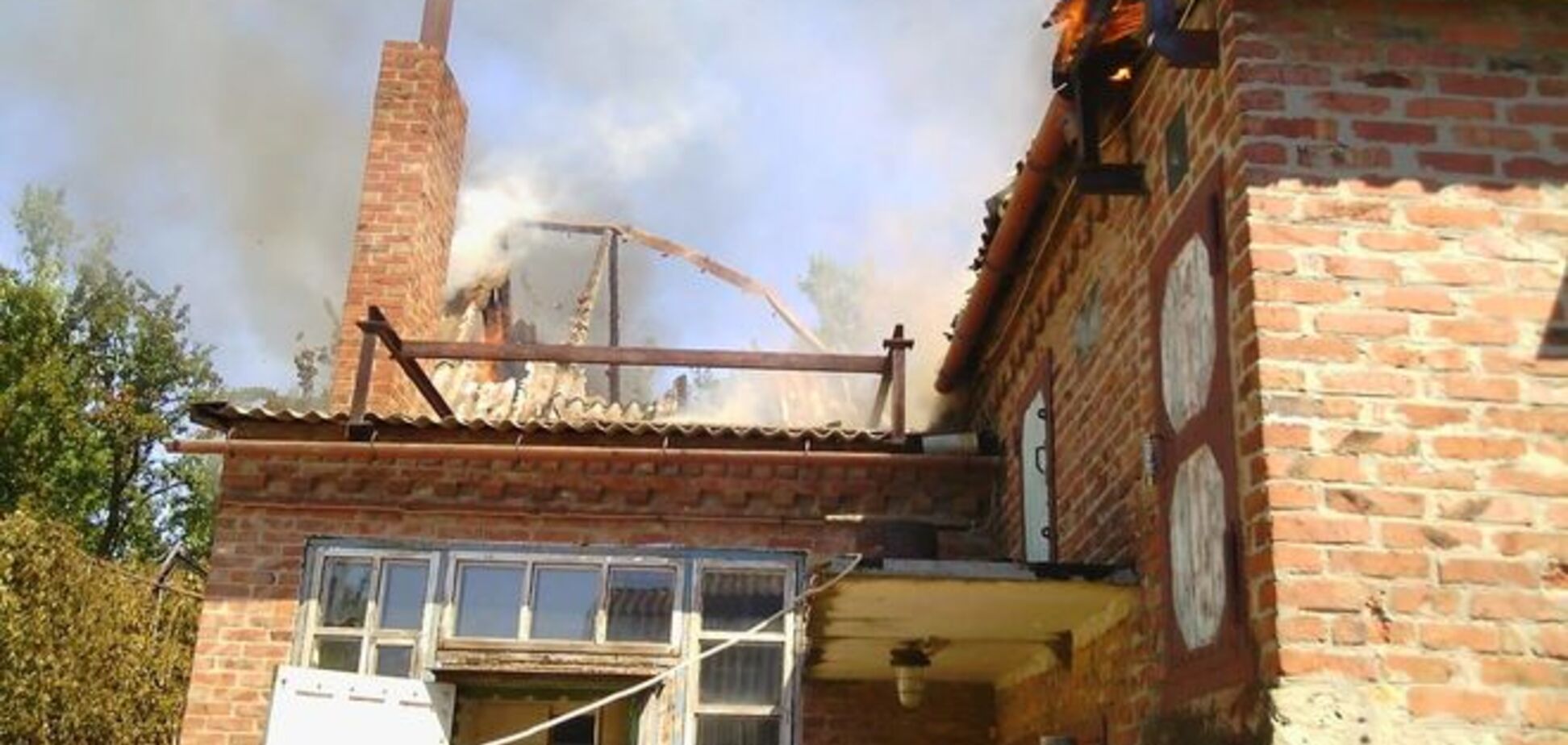 Из-за обстрела террористов загорелся поселок в Донецкой области: фотофакт