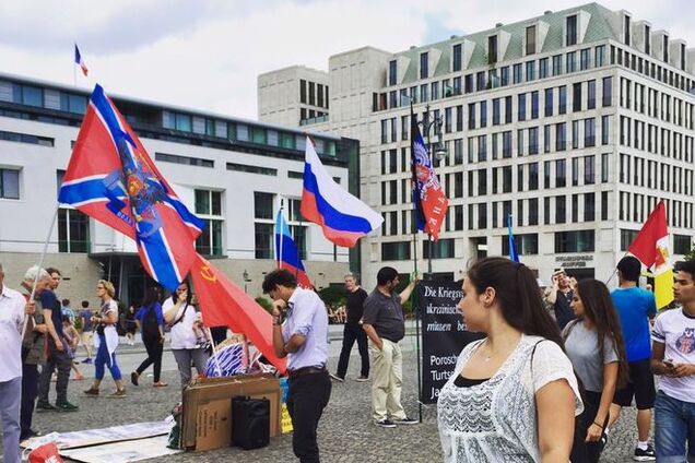 Терористи дійшли до Берліна: 'ДНР'-івці під гімн Росії розповіли німцям про 'українських карателів'