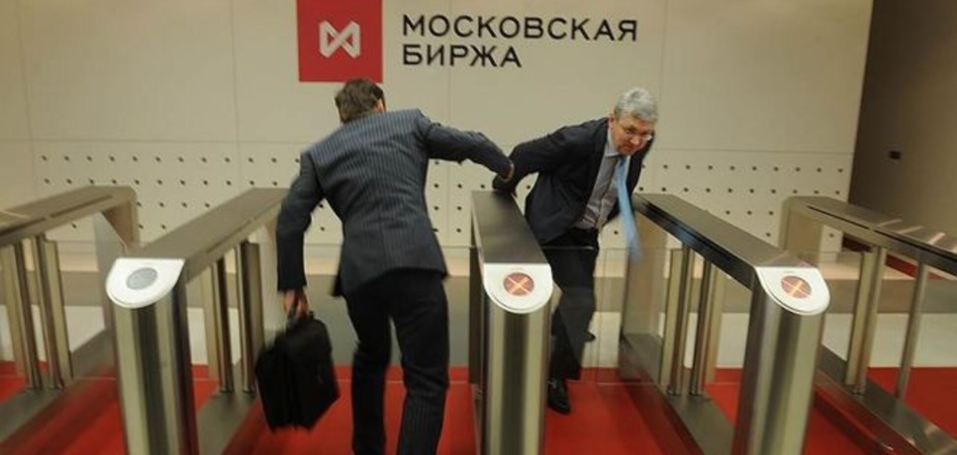 Все нижче і нижче: євро переступив позначку 64 рубля