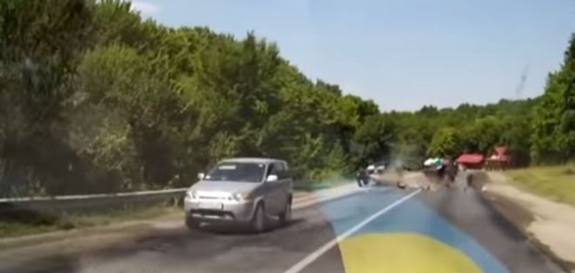Женщина выжила, попав в жуткое ДТП на 'тещином языке': видео аварии