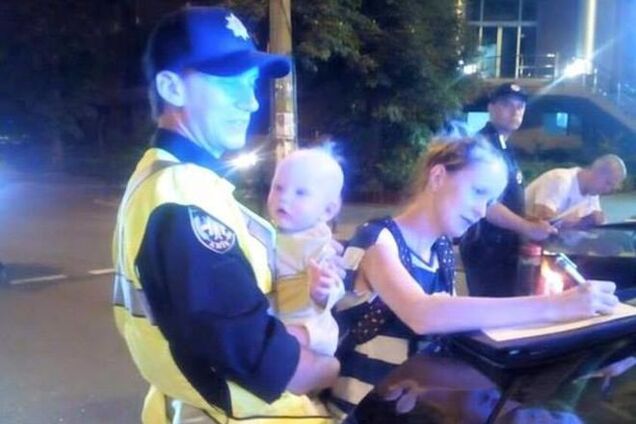 Патрульные в Киеве во время службы успевают нянчить малышей: фотофакт