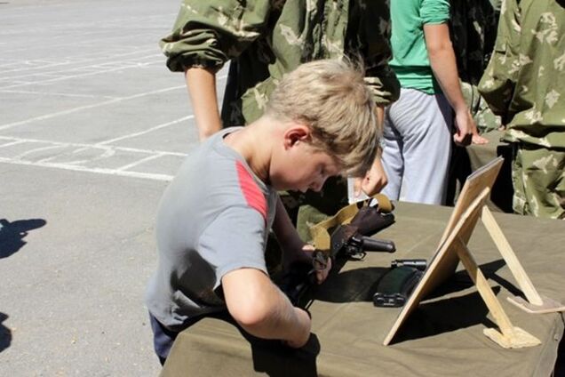 Терористи 'ЛНР' брязкали перед дітьми зброєю: опубліковані фото