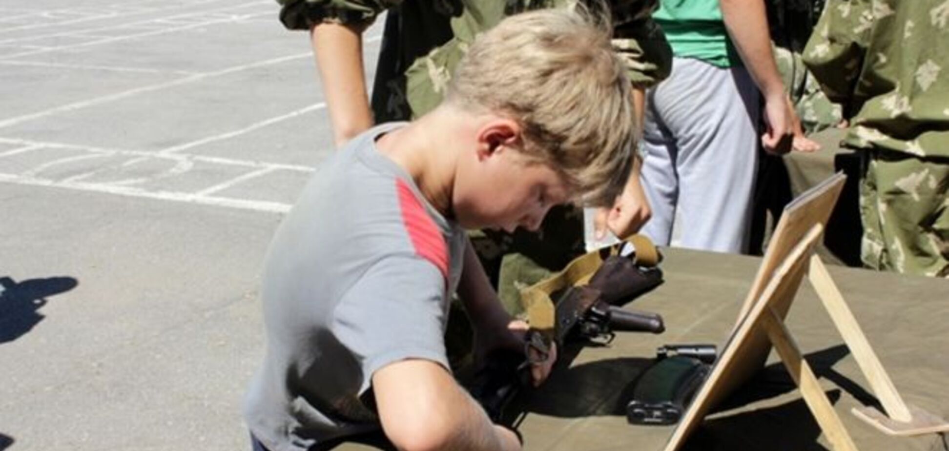 Терористи 'ЛНР' брязкали перед дітьми зброєю: опубліковані фото