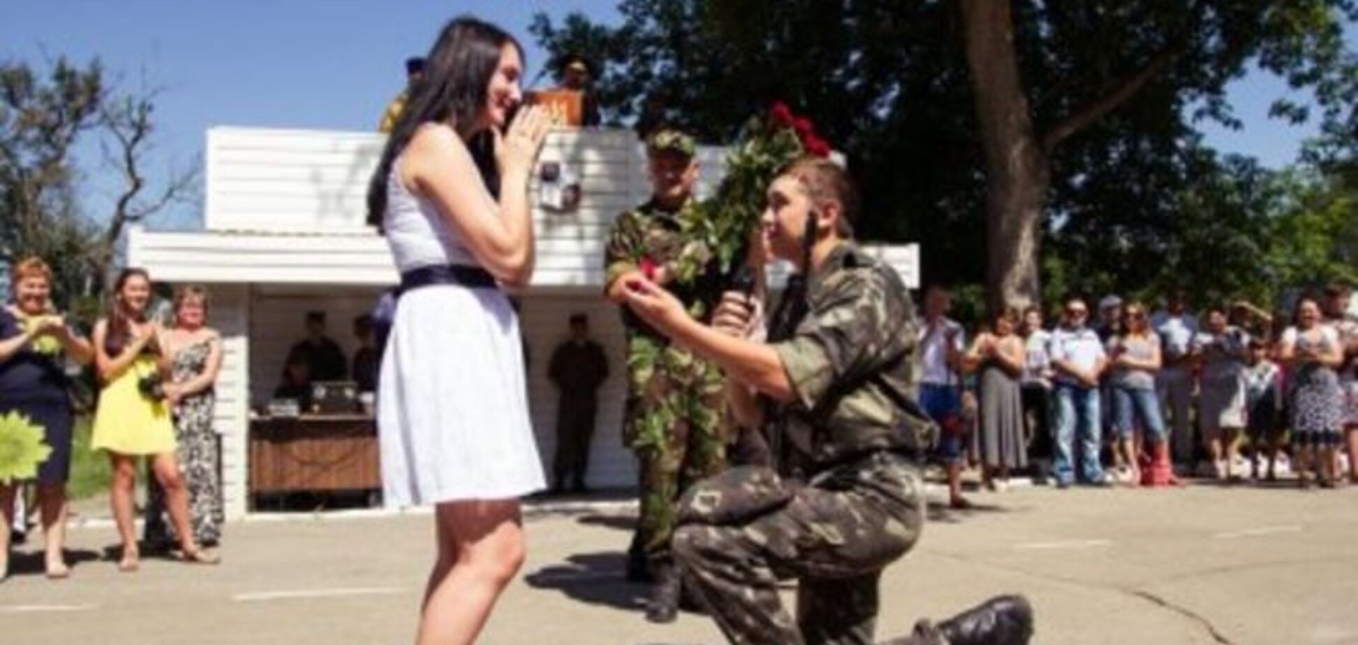 Боєць Нацгвардії зробив дівчині пропозицію під час присяги: відеофакт