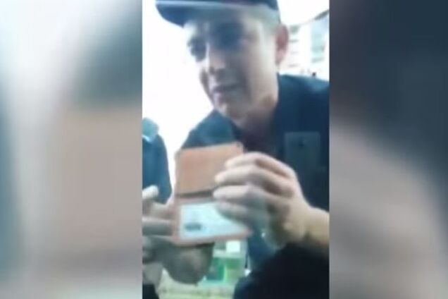 В Киеве патруль брызнул в салон авто газом за отказ передать документы