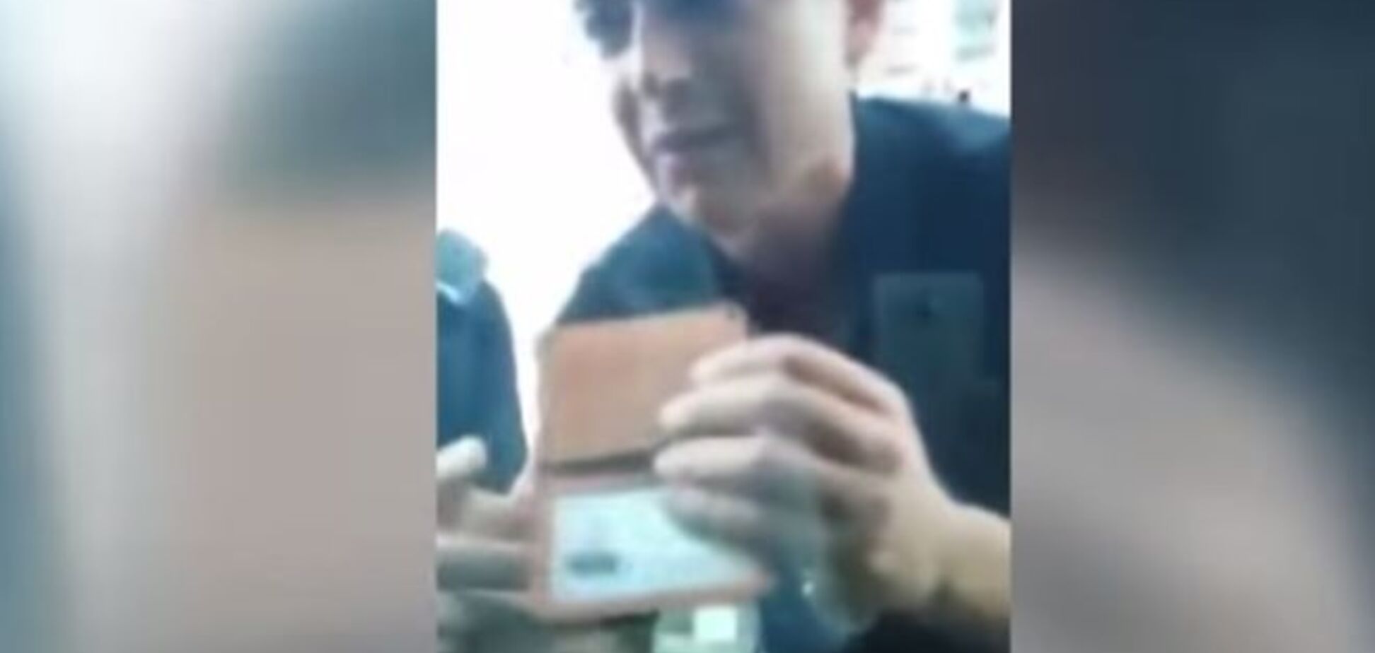 В Киеве патруль брызнул в салон авто газом за отказ передать документы