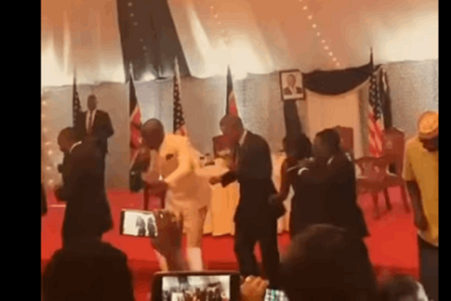 Обама станцював ліпалу з главою Кенії: відеофакт