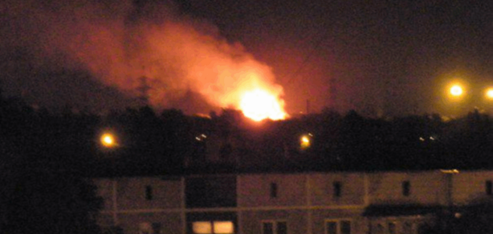 Донецьк потрапив під обстріл: спалахнули дома. Фотофакт
