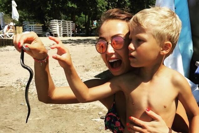 Жена-красавица футболиста 'Днепра' поймала змею голыми руками: фотофакт