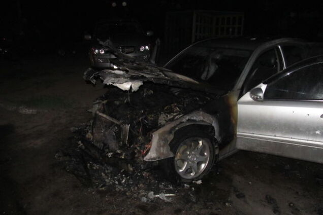 Під Києвом згоріли автомобілі 'Мерседес' та 'Ауді': фотофакт