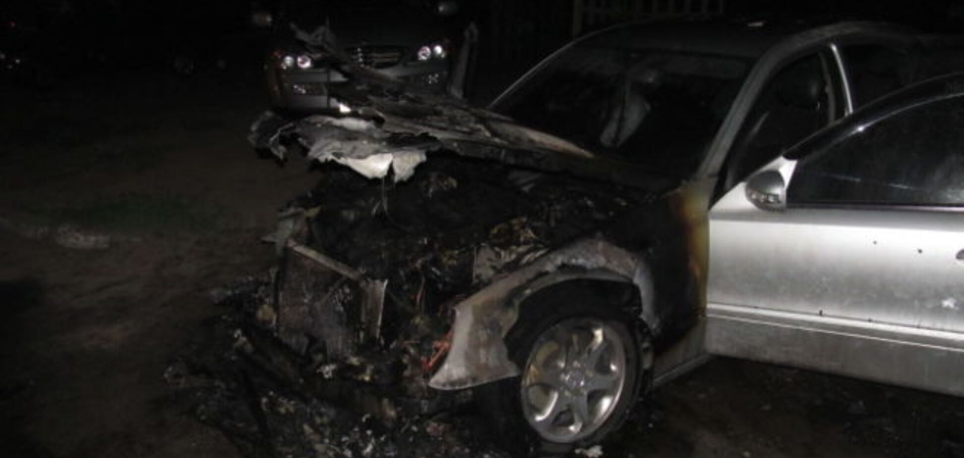 Під Києвом згоріли автомобілі 'Мерседес' та 'Ауді': фотофакт
