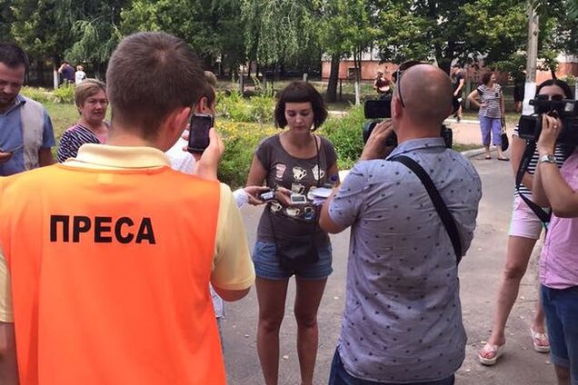 Депутат от БПП в Чернигове напал на девушку и попытался сорвать экзит-полл