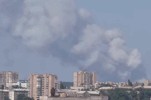 Неба не видно. У Луганську спалахнула масштабна пожежа: відеофакт