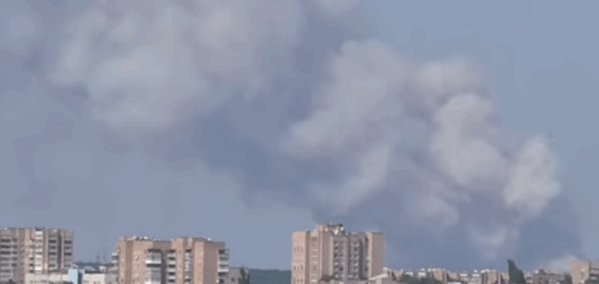 Неба не видно. В Луганске вспыхнул масштабный пожар: видеофакт