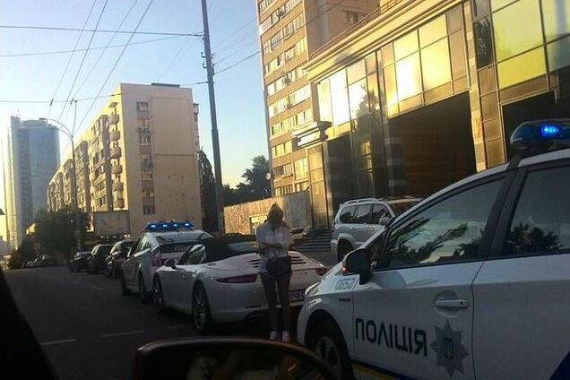 В Киеве полицейские остановили блондинку на Porsche: фотофакт