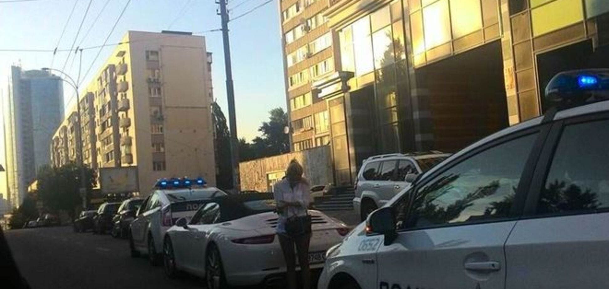 У Києві поліцейські зупинили блондинку на Porsche: фотофакт