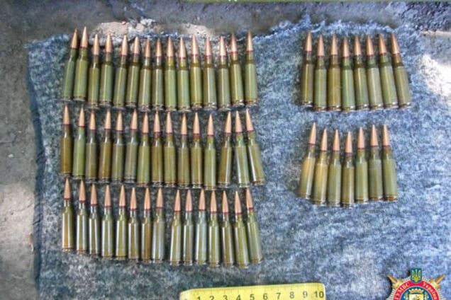 На Донетчине в доме зека нашли арсенал оружия: фотофакт