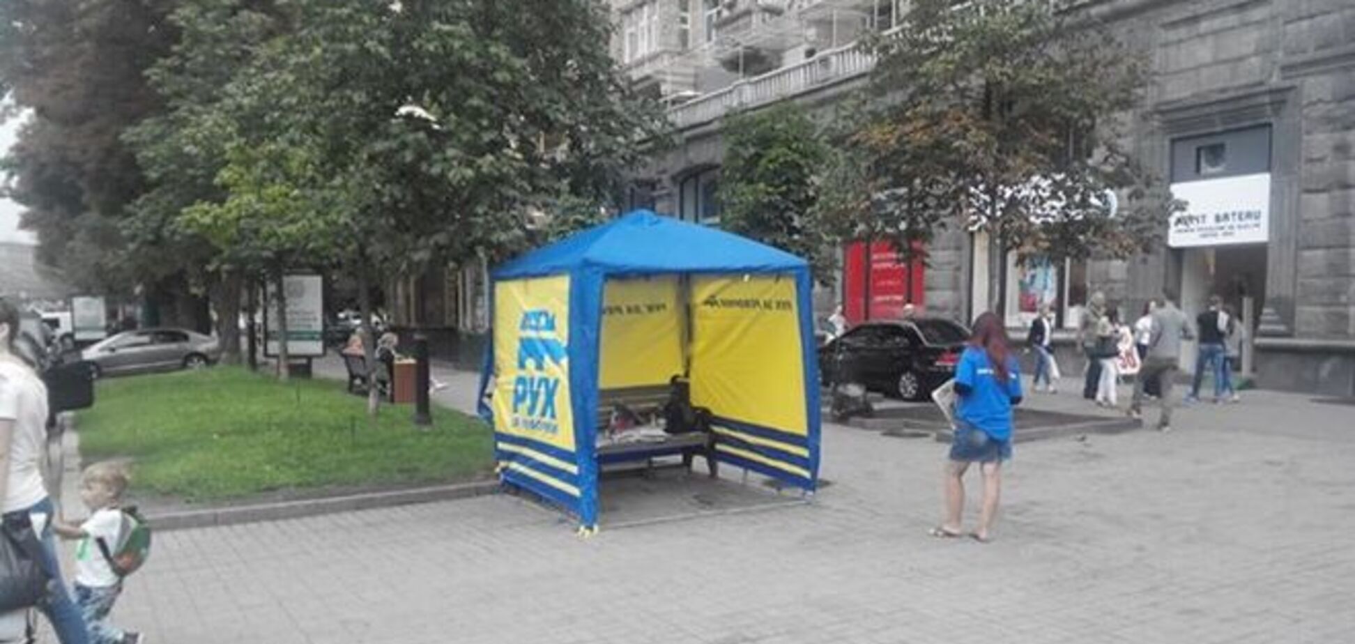 Агітатори нахабно 'окупували' лавочку на Хрещатику: фотофакт