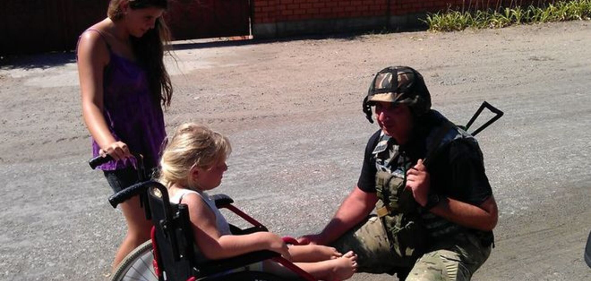 Під Широкино 'Маріупольська сотня' подарувала дівчинці інвалідну коляску: фотофакт