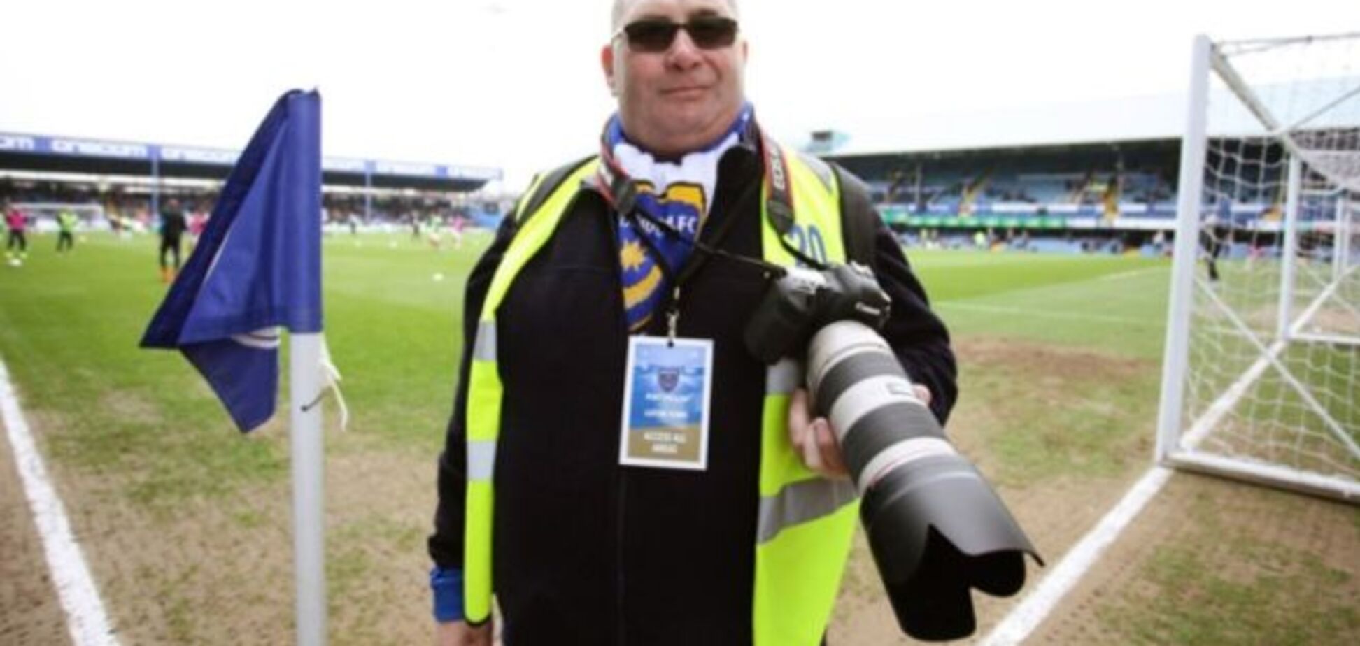 Английский футбольный клуб нанял на работу 'слепого' фотографа
