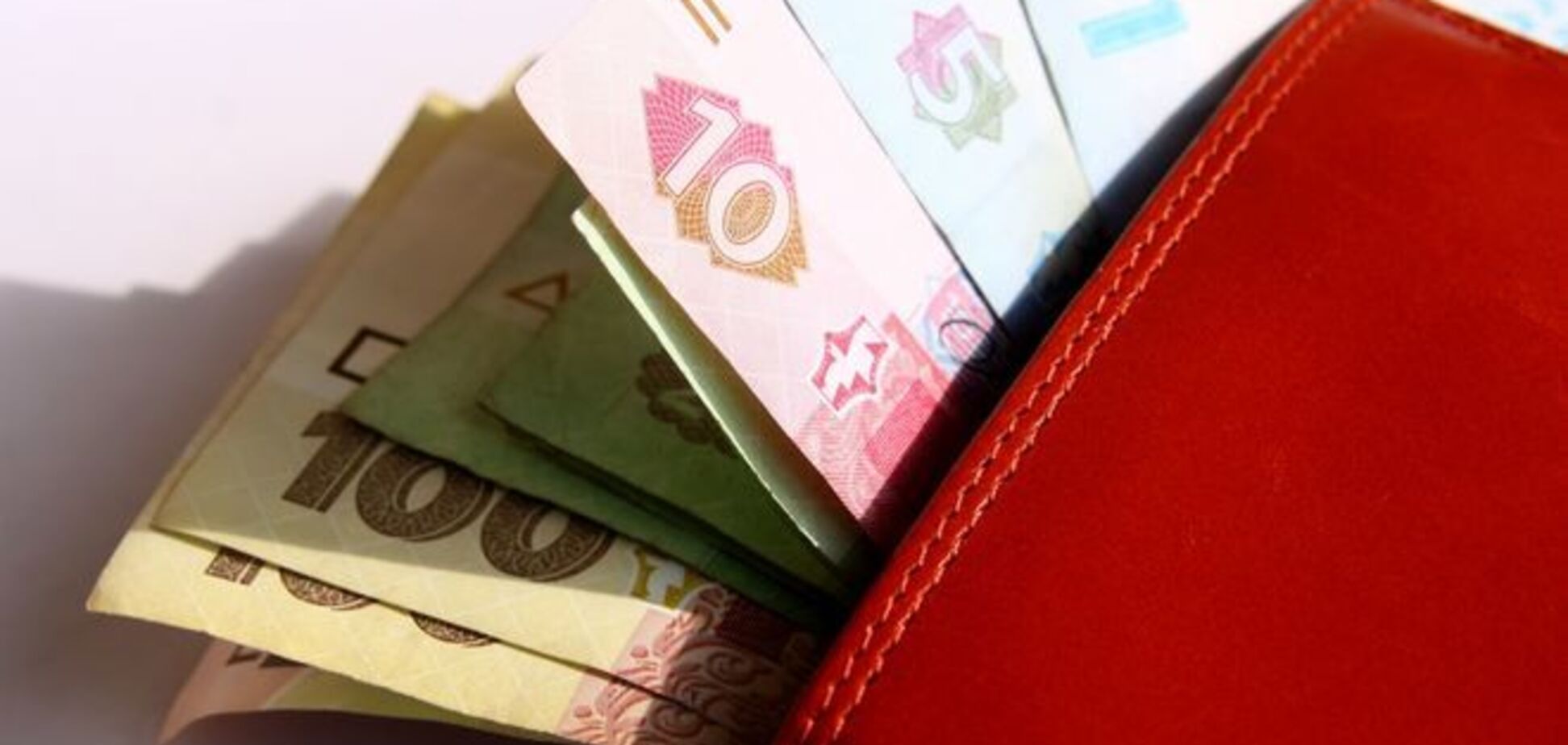 Збідніли майже на третину: Держстат показав реальні зарплати українців у червні