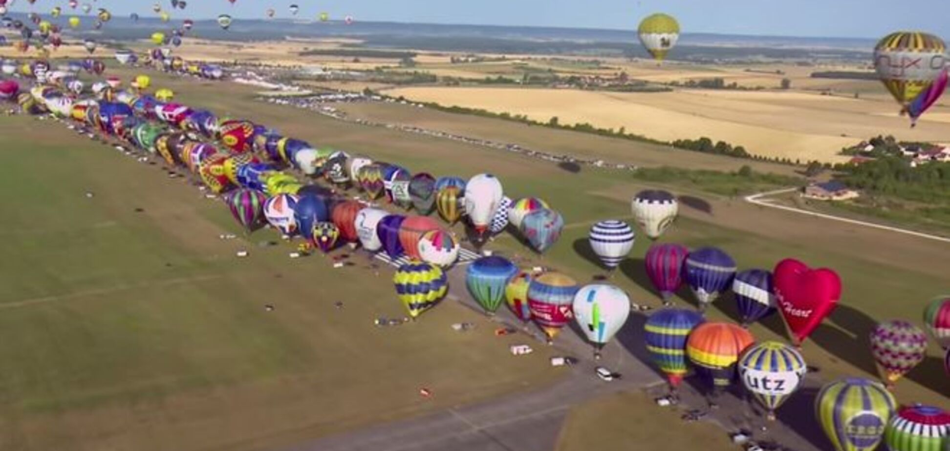 Во Франции в небо поднялись свыше 400 воздушных шаров: видео рекорда