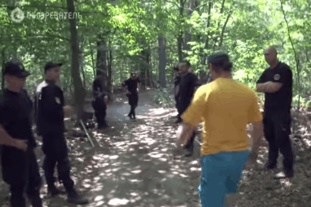 На місці незаконної вирубки лісу під Києвом окопалися 'чорні чоловічки': відеофакт
