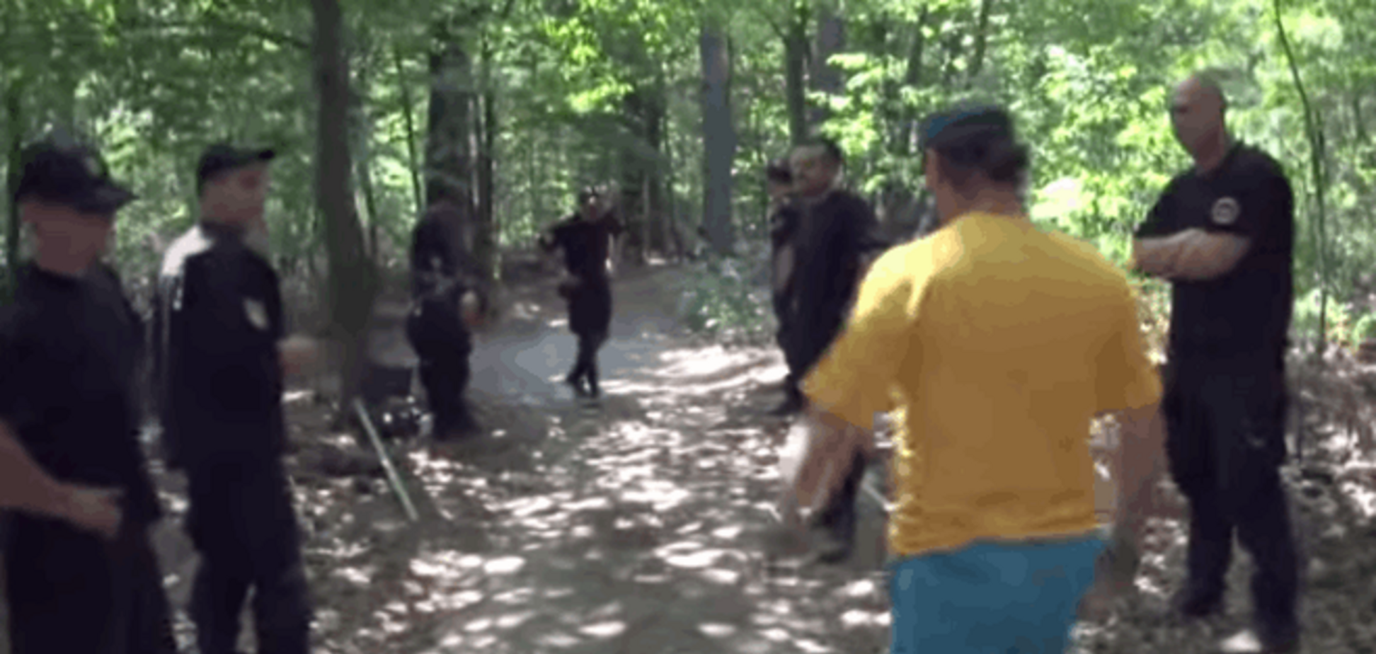 На місці незаконної вирубки лісу під Києвом окопалися 'чорні чоловічки': відеофакт