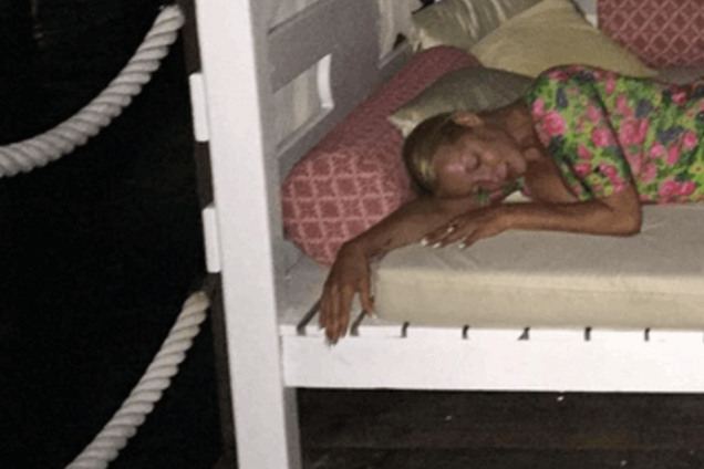 Волочкова оставила дочь без присмотра, уснув на пирсе: фотофакт