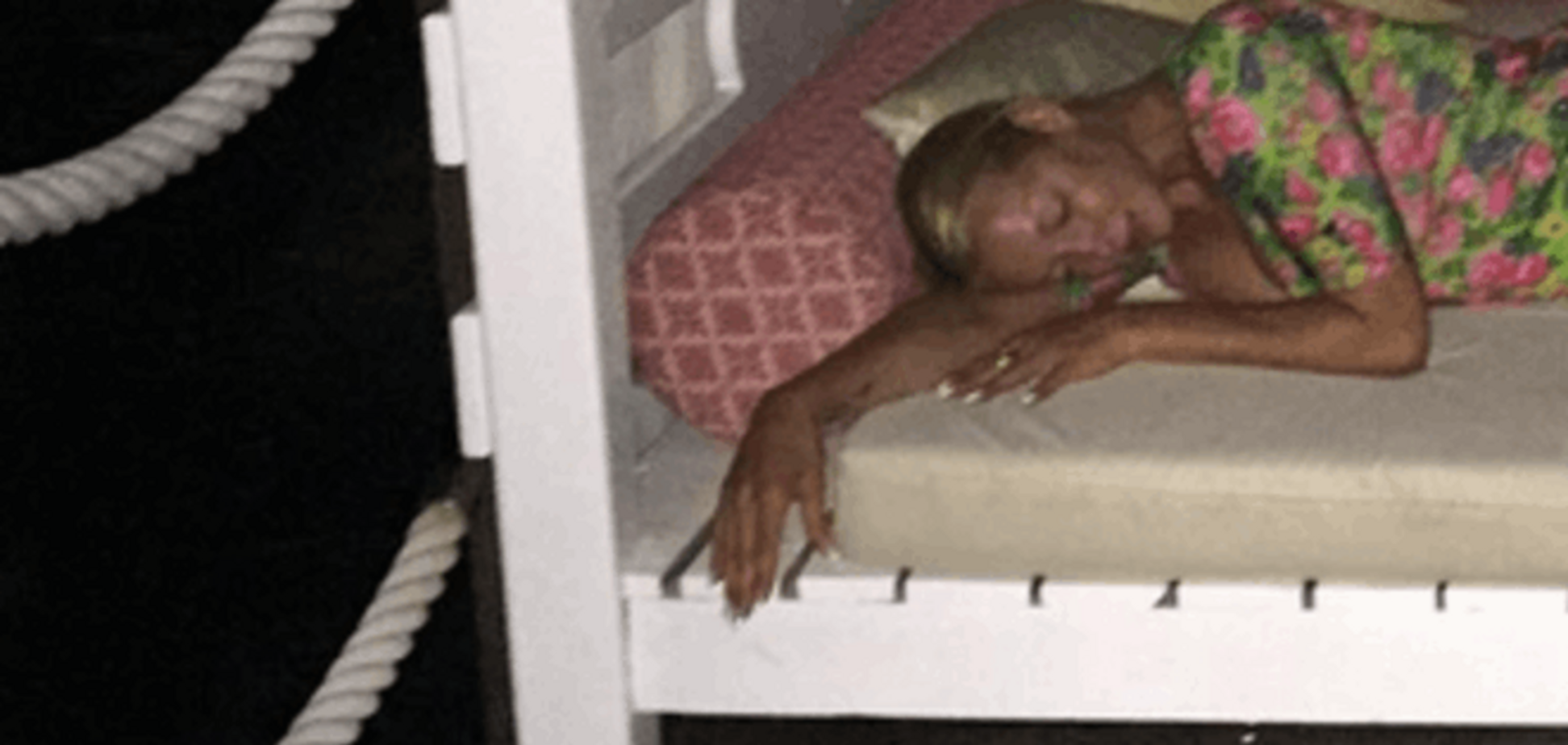 Волочкова оставила дочь без присмотра, уснув на пирсе: фотофакт