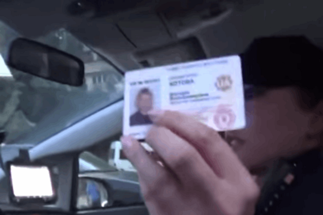 Київська полісвумен зізналася, що вона застосувала сльозогінний газ проти водія: відеофакт