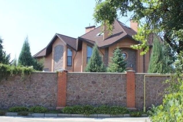 Роскошный особняк и теннисный корт: СМИ показали, какое имение прячет киевский депутат