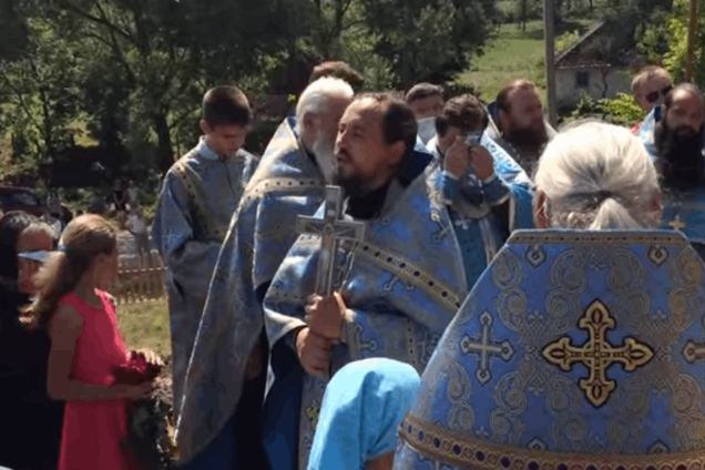 Священники Московского патриархата устроили скандал на могиле бойца АТО